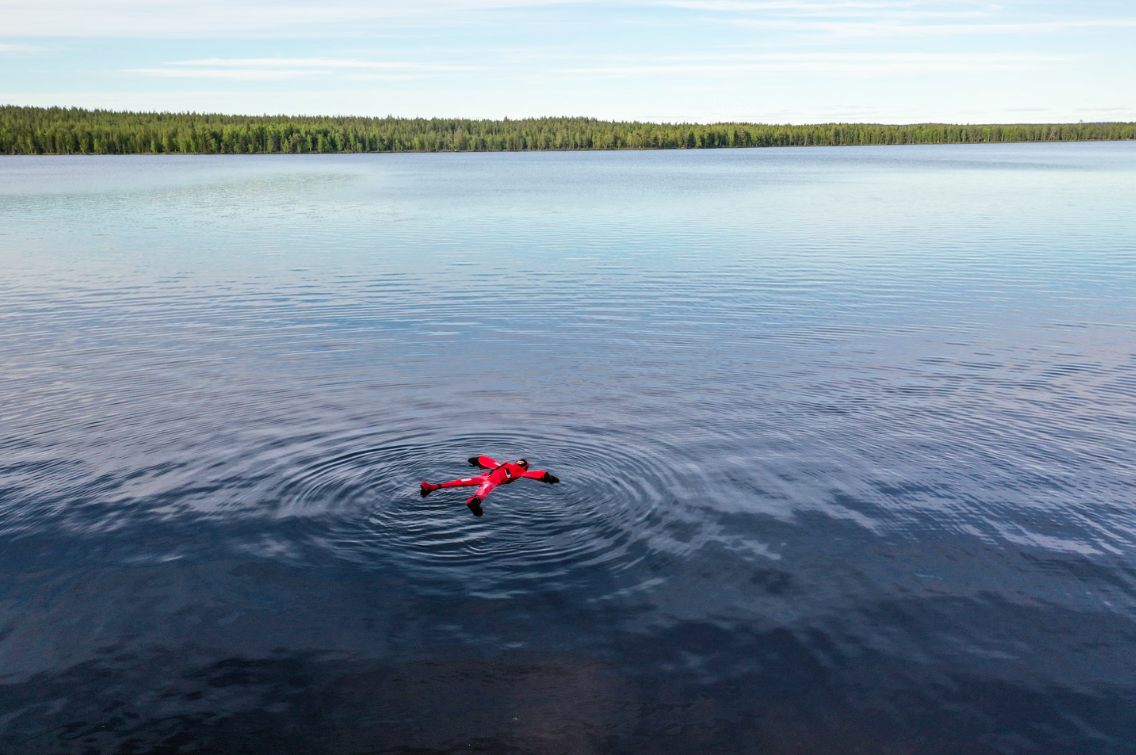 Midnight Sun Floating Experience in Forest Lake, Lapland gallery 3