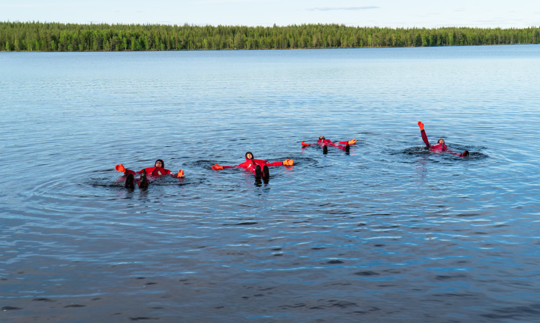 Midnight Sun Floating Experience in Forest Lake, Lapland, photo 4