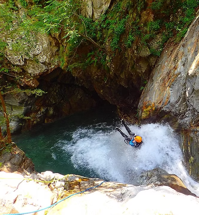 Beginner Canyoning Adventure in the Spanish Pyrenees (Level 1) gallery 4