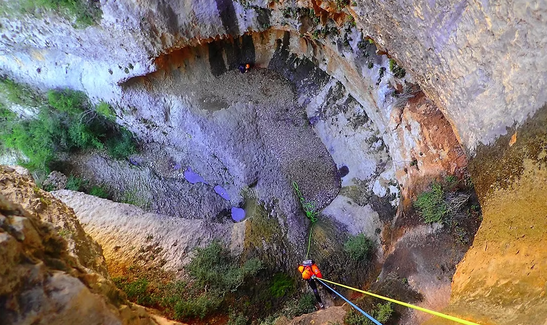 Dry Canyoning & Abseiling Adventure in the Spanish Pyrenees (Levels 1-2), photo 4