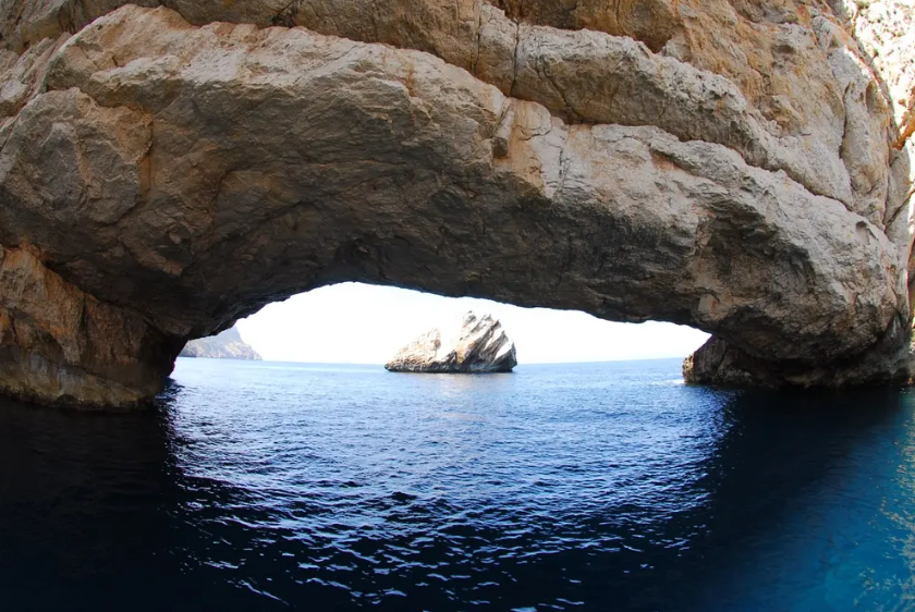 Beach and Cave Public Boat Tour in San Antonio Bay, photo 2