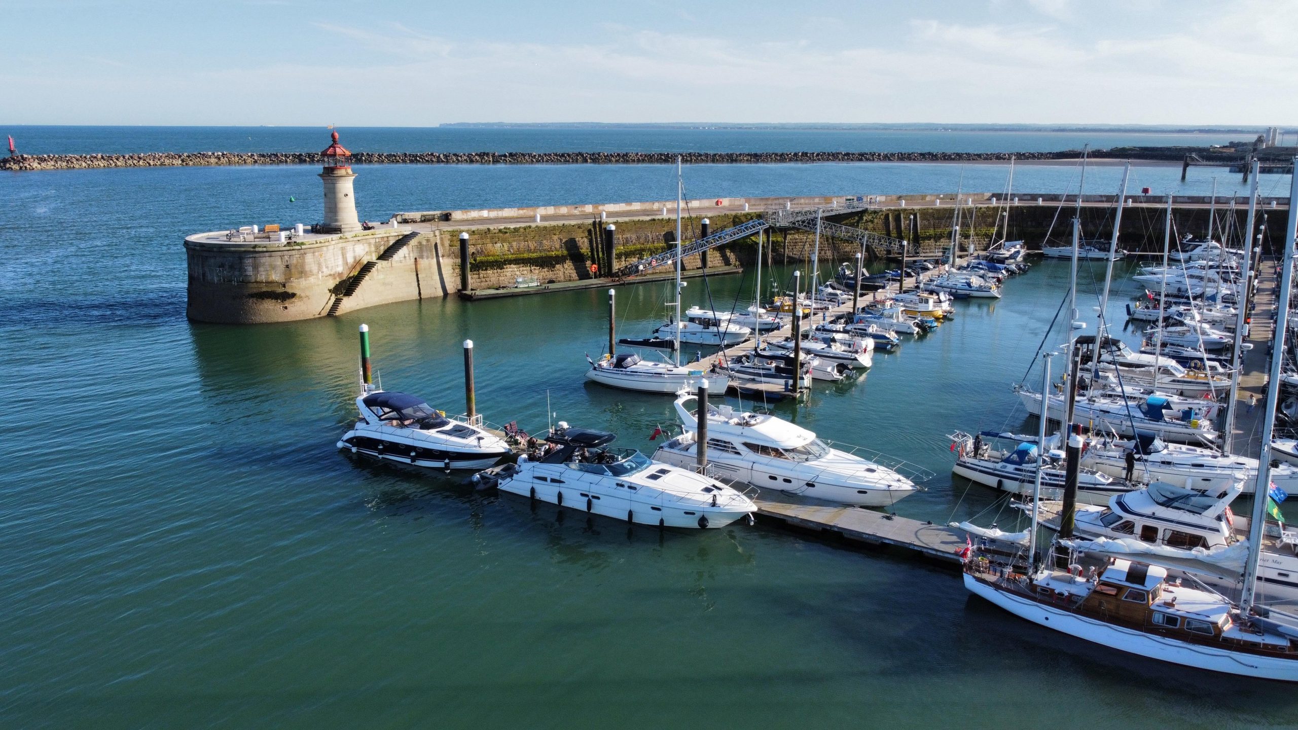 Luxury Yacht Charter in Kent with or without Skipper gallery 3
